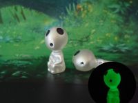 Декоративная флюаресцентная Фигурка Кодама №01, светящаяся в темноте