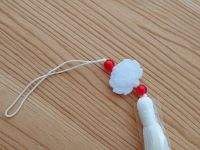 Підвіска, прикраса Біло-червона китиця з з білим лотосом, довжина 17 см, 1шт