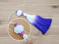 Подвеска, украшение Омбре Бело-фиолетовая кисточка с белым лотосом, длина 17 см, 1шт