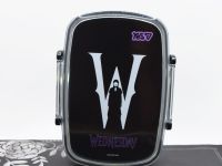 Вигляд зверху на кришку чорного ланч-боксу Yes Wednesday з фірмовим логотипом у формі великої літери W та прозорими бічними засувками. 