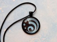 Кулон Genshin Impact ГІДРО (на чорному) №944-0029, 25мм, з чорним шнурком