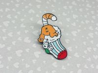 ПИН-0007-150 Значок фигурный застежкой-пином кот в рождественском носке