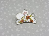 ПИН-0007-91  Значок фигурный застежкой-пином белый заяц в цветочек