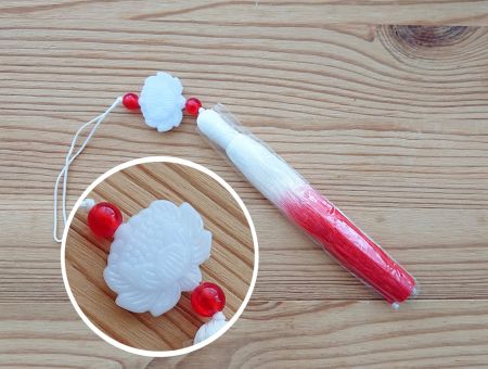 Підвіска, прикраса Біло-червона китиця з з білим лотосом, довжина 17 см, 1шт