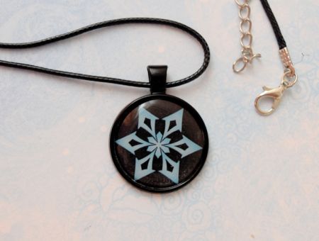 Кулон Genshin Impact КРІО (на чорному) №944-0031, 25мм, з чорним шнурком