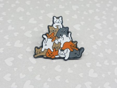 Значок фігурний з застібкою-піном гора котів ПІН-0007-67