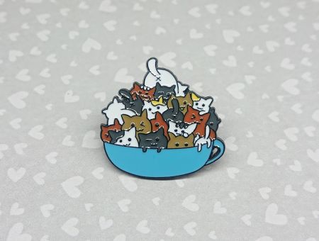 Значок фігурний з застібкою-піном гора котів в кухлі ПІН-0007-78