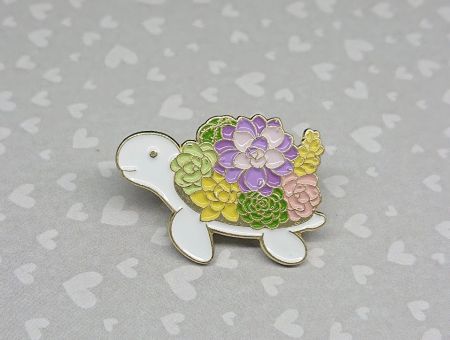 Значок фігурний з застібкою-піном заєць у квіточках ПІН-0007-89