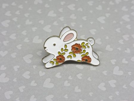 Значок фігурний з застібкою-піном білий заєць у квіточках ПІН-0007-91