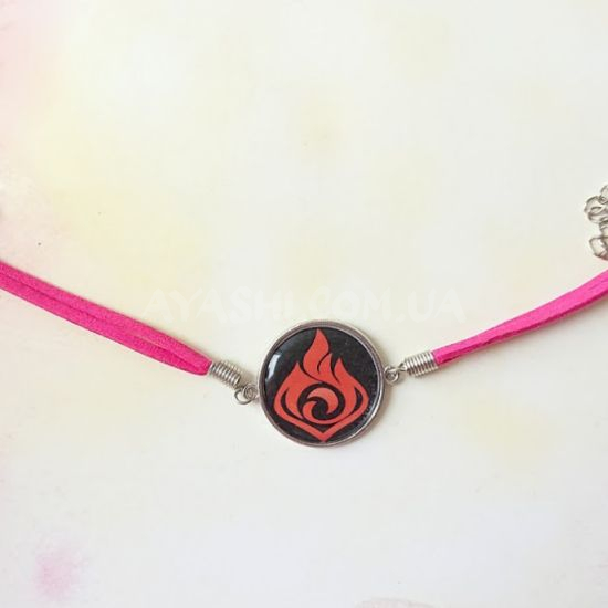 Браслет №006-0035-2 Genshin Impact Пиро (на черном), замшевый с кабошоном 25 мм темно рожевий