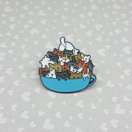 Значок PIN-0007-78 гора котів в кухлі Значок PIN-0007-78 гора котів в кухлі