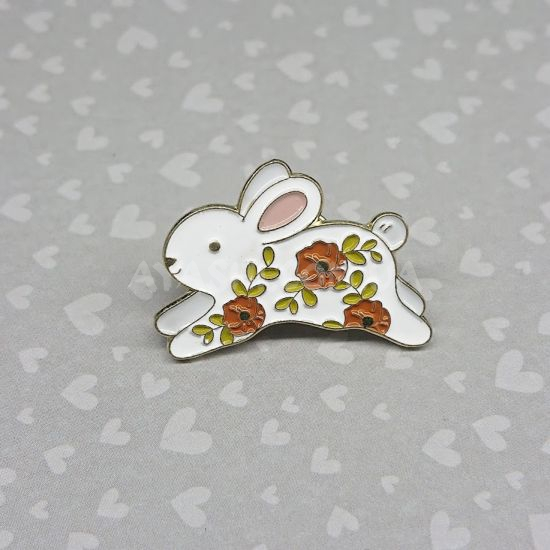 Значок PIN-0007-91 белый заяц в цветочек Значок PIN-0007-91 белый заяц в цветочек